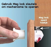 installatie van Dreambaby Mag Lock in keukenkast