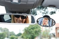 moeder kijkt in EZY-View babyspiegel tijdens het rijden