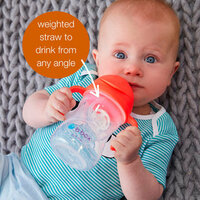 baby drinkt uit B.box Sippy Cup Aqua met verzwaard rietje