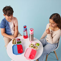 🧒 Kind opent b.box Flamingo Fizz lunchbox op school