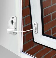 Dreambaby BREEZZ-GUARD raambeveiliging wit gemonteerd op raam