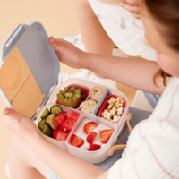 🧒 Kind opent b.box Feeling Peachy lunchbox op school