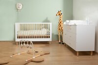 Ruime opberglade commode in wit met massief houten details van Childhome