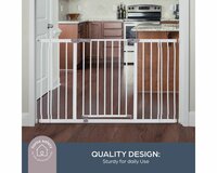 Dreambaby Ava Easy-Close wit klemhekje gemonteerd in deuropening