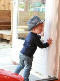 Veiligheid in kinderdagverblijven en de cruciale rol van deurstrips